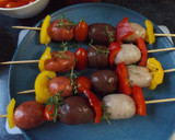 Foto del paso 2 de la receta: Brochetas de morcillas, chorizos rojos y butifarras mini, al orégano