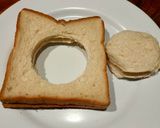 Foto langkah ke 1 dari resep Egg in Hole French Toast.