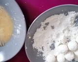 A picture of step 4 of Cheese and Turkey Lollipop Balls.
