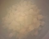 Foto del paso 1 de la receta: Pollo deshebrado con papas en salsa roja