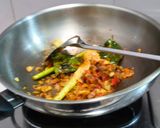 Foto langkah ke 2 dari resep Sambel Goreng Pepaya Muda.