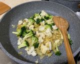 صورة لخطوة 3 من وصفة بيض بالبروكلي والزهرة 🥦