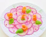 Une image de l'étape 1 de Carpaccio de radis au saumon fumé.