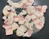 รูปขั้นตอนการทำที่ 2 ของ หมูสามชั้นผัดพริกเหลือง