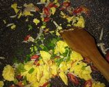 Foto langkah ke 3 dari resep Nasi goreng iris simple.