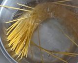 Foto langkah ke 2 dari resep Spaghetti Aglio e Olio with Salmon.
