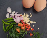 Foto langkah ke 1 dari resep Telur Ceplok Kecap Masak Kilat.