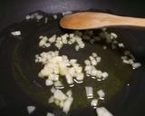 A picture of step 1 of Spaghetti mare e monti.