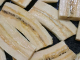 Pastel de plátano en la sartén. Con carne y queso mozzarella