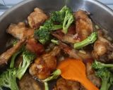 Foto langkah ke 4 dari resep Ayam Goreng Saus Tiram.