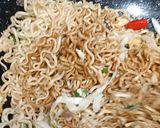 Foto langkah ke 5 dari resep Mie Goreng Jawa.