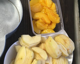 Foto del paso 3 de la receta: Torta invertida de manzana y duraznos en almíbar