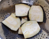 Foto del paso 1 de la receta: Gratinado de batatas, berenjenas y repollo dorado