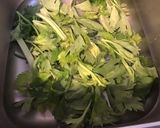 Une image de l'étape 2 de Salade « soleil » au céleri branche,tomates cerises,câpres italiennes et basilic.