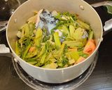Hình bước làm 1 của món Canh đầu cá lăng nấu dưa chua