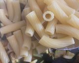 Foto del passaggio 4 della ricetta Rigatoni con gamberi, zucchine, cipollotto e buccia di limone