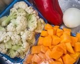 Foto del paso 1 de la receta: PASTEL SALADO DE COLIFLOR Y CALABAZA 🤩😋😋 CON MUCHO QUESO 🧀 🥦🥦🧅🫑🎃🧀🍲
