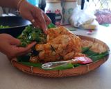 A picture of step 3 of Ayam betutu (spicy grilled chicken).