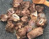 Foto langkah ke 1 dari resep Stewed Ribs with Raw Papaya.