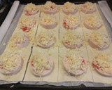 Foto del paso 4 de la receta: Hojaldres de pavo con sirope de fresa y queso