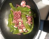 Foto del paso 3 de la receta: Judías verdes salteadas con jamón y filete de pechuga de pollo