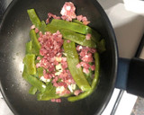 Foto del paso 3 de la receta: Judías verdes salteadas con jamón y filete de pechuga de pollo