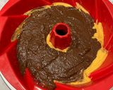 Foto del passaggio 4 della ricetta Ciambellone bicolor con zucca e cioccolato 🎃🍫