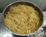 A picture of step 2 of Spaghetti Aglio E Olio with Yellow Cherry Tomatoes.