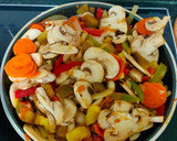 Foto del paso 3 de la receta: Champiñones con verduras 🍄🍅🧅🌶️🫑🧄🍆🥕