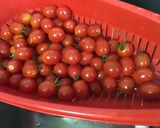 Une image de l'étape 1 de Tomates cerises à l'huile d'olive, ail, piments, thym et romarin.