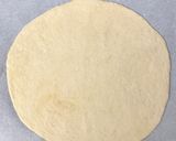 A picture of step 3 of Shrimp mayo pizza.