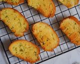Foto langkah ke 3 dari resep Butter Garlic Bread.