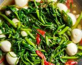 Foto langkah ke 3 dari resep Cah Kangkung Telur Puyuh.