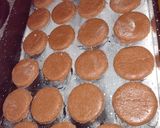 Foto del paso 4 de la receta: Tapitas de alfajores/ galletitas
