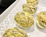 Foto del paso 6 de la receta Huevos rellenos con gula, aguacate y langostinos