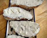 Foto del paso 4 de la receta: Crostini de cerezas con queso