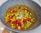 Foto del paso 2 de la receta: Ñoquis con pimientos tricolor, pollo y pesto de pipas