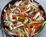 Foto del paso 2 de la receta: Fajitas de pollo 🐔 🌮