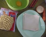 A picture of step 1 of Martabak Mie (Fried dumpling noodle and sausage).