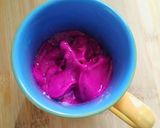 Foto langkah ke 4 dari resep Pineapple Dragon Fruit Smoothie with Toppings.