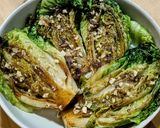 รูปขั้นตอนการทำที่ 3 ของ ผักคอสย่างเนยแอนโชวี่ Grilled Baby cos lettuce - anchovy butter