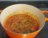 Foto del paso 2 de la receta: Bacalao en salsa de tomate con acelgas y crujiente de jamón
