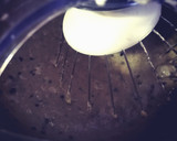 Foto del paso 7 de la receta: Bizcocho esponjoso de moras con glaseado de chocolate