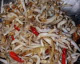 Foto langkah ke 3 dari resep Teri Nasi Tumis Bombay.