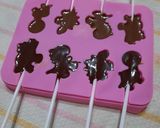 Foto del paso 4 de la receta: Chupetines de chocolate dinosauros