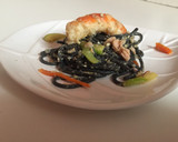 Foto del paso 4 de la receta: Espaguetis al nero di sepia con Atún, Gambones y Verduras
