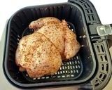 Foto del paso 3 de la receta: Pollo asado en freidora de aire {con condimento "Montreal Steak"}