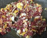 Foto langkah ke 3 dari resep Tumis Kornet Telur.