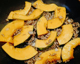 Foto langkah ke 3 dari resep Kabocha paprika tumis daging giling.