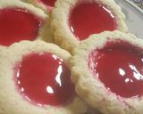 Foto del paso 6 de la receta: Galletitas coronita con cubierta de jalea de frambuesa🍪🍇🍇